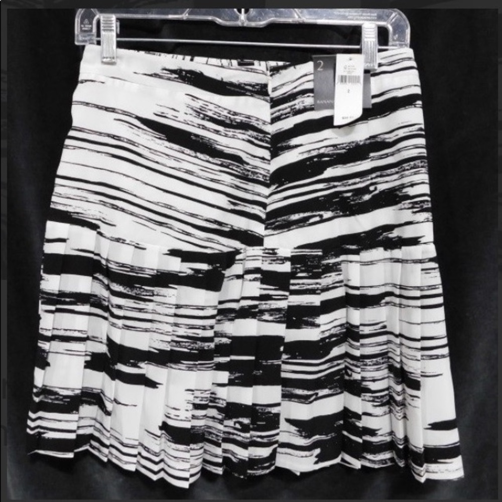 NWT Banana Republic black and white skirt $59